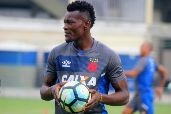 Paulão durante treino do Vasco nesta terça-feira