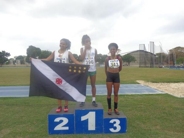 Ana Luiza Ferreira mostra com orgulho a bandeira do Vasco