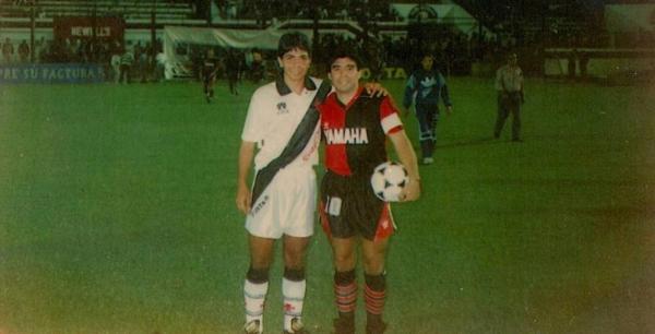 Vitor ao lado do Maradona em jogo na Argentina