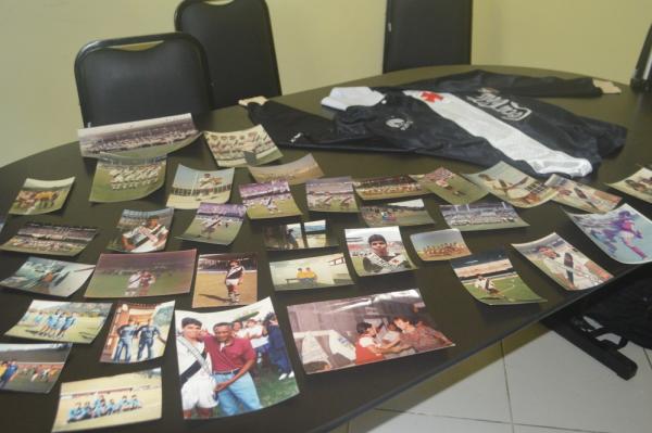 Vitor guarda com carinho as fotos e a camisa do Vasco