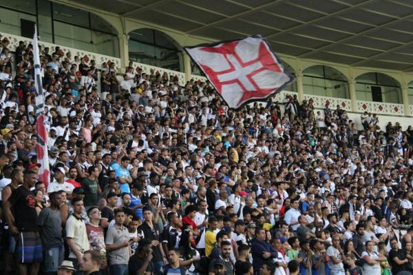 Torcida lota arquibancada e faz a festa durante jogo do sub-20