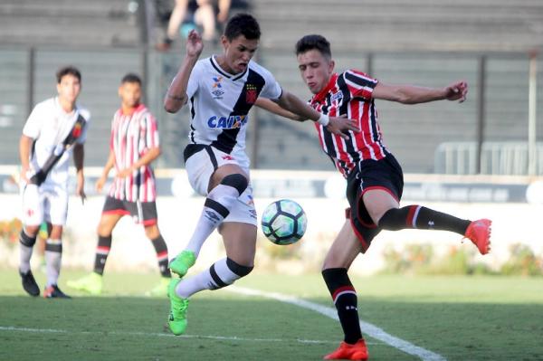  Mateus Vital em ação contra o São Paulo na Copa do Brasil