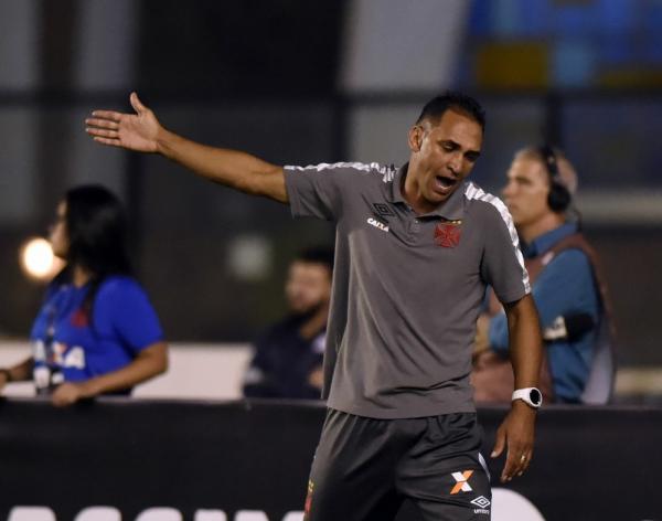 Ednelson Silva, auxiliar de Milton Mendes, durante a derrota por 5 a 2 para o Corinthians