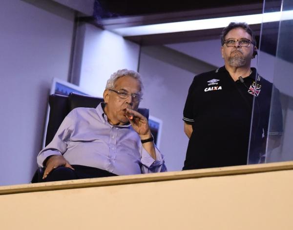 Eurico Miranda em sua sala, ao lado de Ricardo Vasconcellos: presidente foi alvo de protestos em São Januário