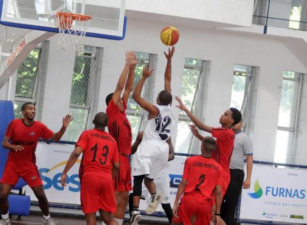 Camisa 12 vascaíno busca cesta diante do Loide Martha na última decisão do Intercolegia