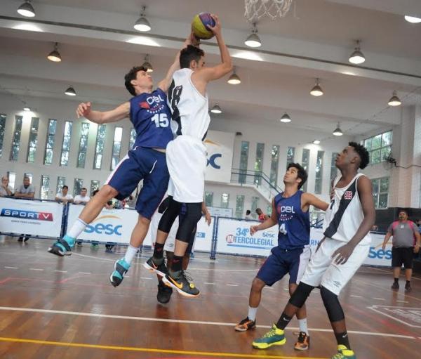 Disputa de rebote na final do basquete 3x3 que coroou o título do Vasco