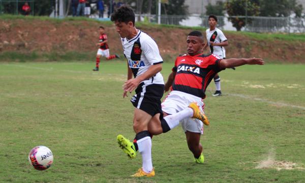 Roger supera defensor do Flamengo em jogada de ataque