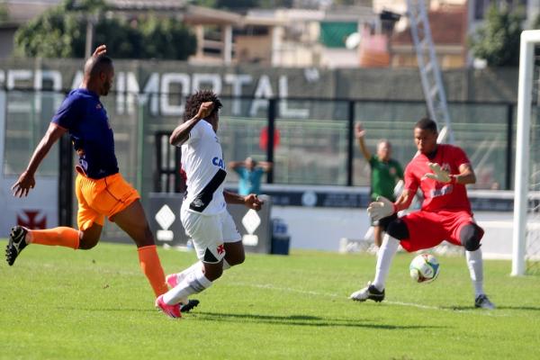 Paulo Vitor toca na saída do goleiro para fazer o primeiro
