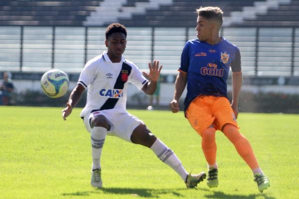 Cayo Tenório marca de perto Ramon, camisa 10 do Nova Iguaçu