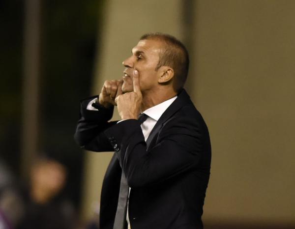 Milton Mendes orienta o time do Vasco contra o Sport