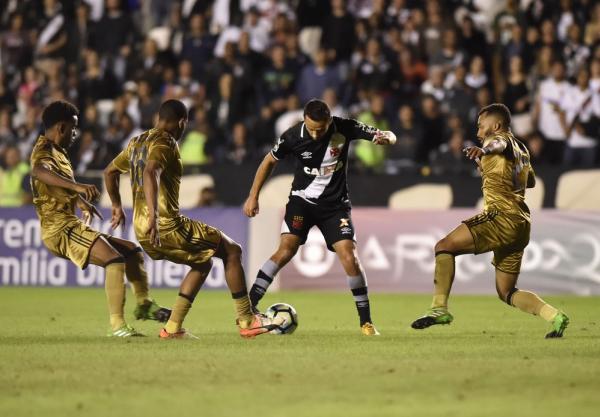 Nenê durante jogo contra o Sport