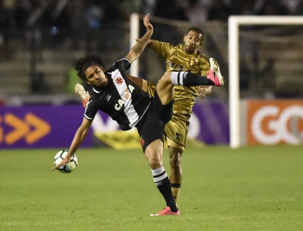 Douglas disputa a bola na partida contra o Sport