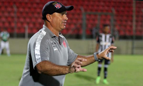 Marcus Alexandre orienta jogadores durante a Copa do Brasil sub-20