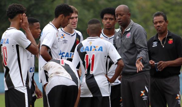 Amilton conversa com jogadores do sub-17