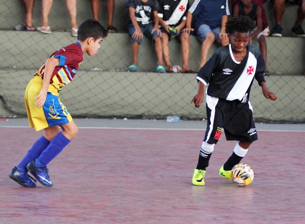 Mbanza Kilolo marcou quatro vezes no triunfo do sub-09