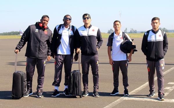 Thalles, Jomar, Jean, Yago Pikachu e Andrey posam no Aeroporto