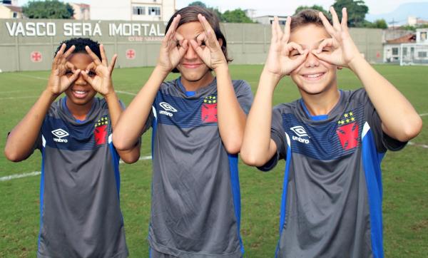 Leandrinho, Guga Mais e Victor Diotti imitam comemoração do atacante Paulo Vitor