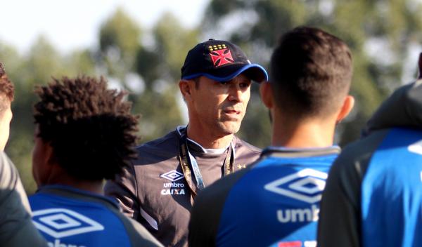 Milton Mendes conversa com o time antes do treino