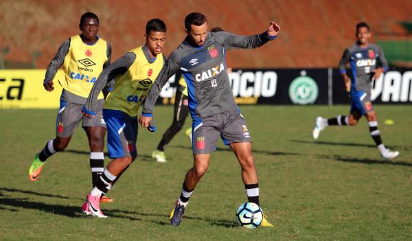 Nenê, que disputa a bola com Evander, será titular em Chapecó