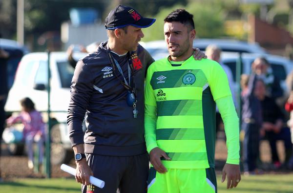 Milton Mendes ao lado de Alan Ruschel, lateral da Chape