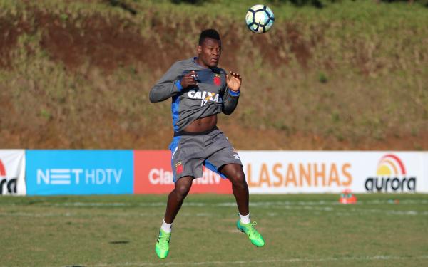 Paulão durante atividade no CT da Chapecoense