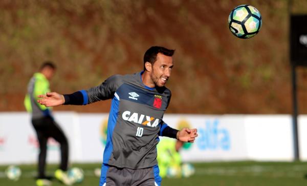 Nenê foi confirmado no time titular por Milton Mendes