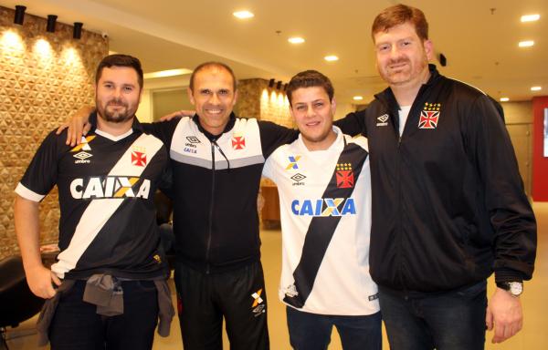 Milton Mendes recebeu os sócios-torcedores em Chapecó