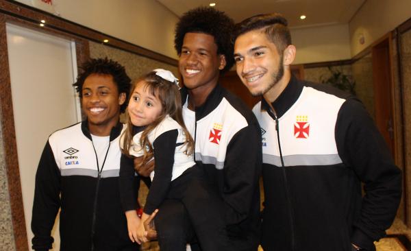 Maria Júlia recebe o carinho de Paulo Vitor, Alan e Andrey