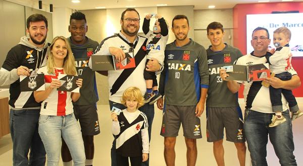 Paulão, Nenê e Mateus Vital posam com sócios-torcedores