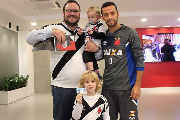 Roberto e os filhos receberam as carteirinhas das mãos de Nenê