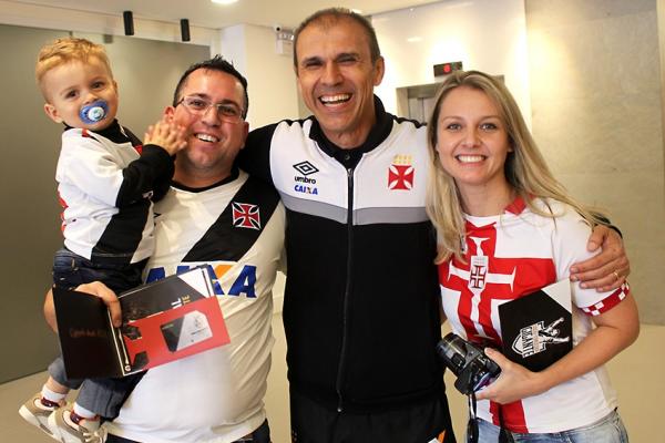 Bruno Scolfied, o pequeno João e Diane ao lado de Milton