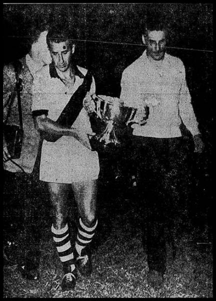 A taça é nossa: O Capitão Pinga levando a Taça do Torneio de Paris