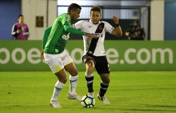 Jean em ação contra a Chapecoense na Arena Condá
