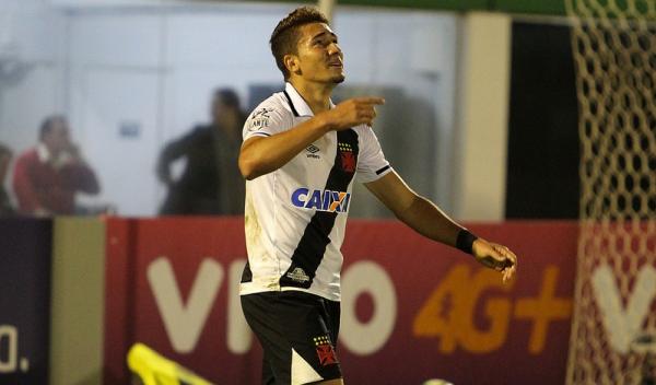 Jean comemora primeiro gol pelo Gigante da Colina