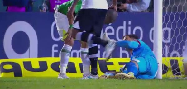 Martín Silva defende duas vezes contra a Chapecoense