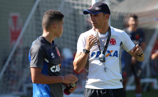 Paulinho escuta orientações de Milton Mendes