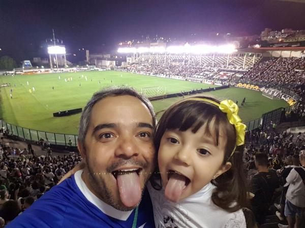 A pequena Amanda ao lado do pai no jogo contra o Avaí