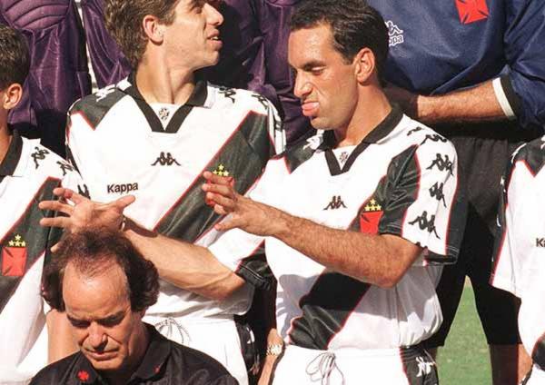 Edmundo brinca na hora da foto do Vasco, sem ser notado por Antônio Lopes