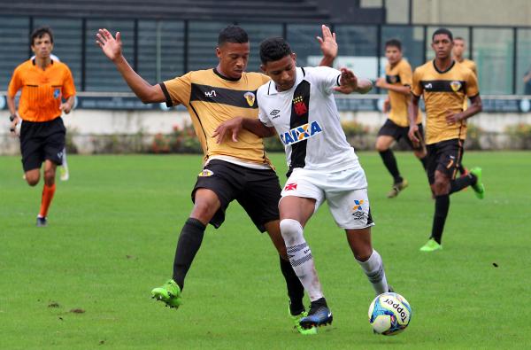 Luan sendo marcado de perto pelos adversários