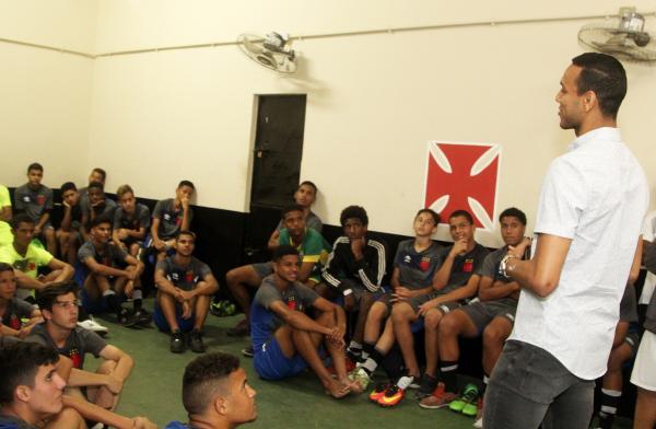 Souza conversa com jogadores da equipe infantil do Gigante