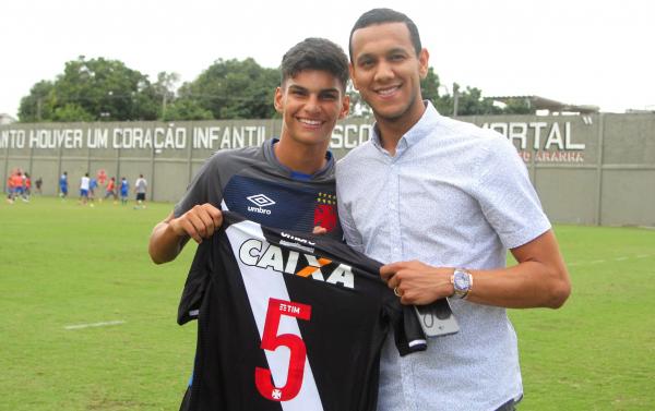 Capitão do sub-15, João Vitor posa ao lado do ídolo Souza