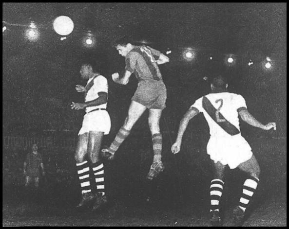 Vê-se um lance do histórico embate entre Vasco e Barcelona