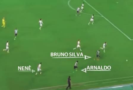 Arnaldo avança por trás de Nenê, que reage tardiamente e deixa o lateral se distanciar