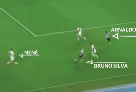 Nenê não chega na marcação. No dois contra dois, Bruno Silva tem espaço para cruzar