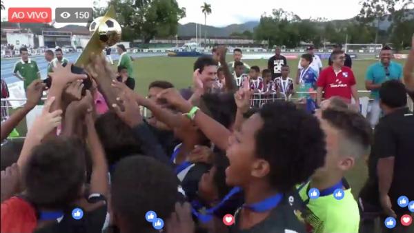 Jogadores com a taça