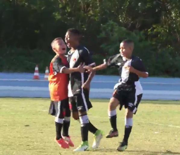 Rayan comemora gol no tempo normal