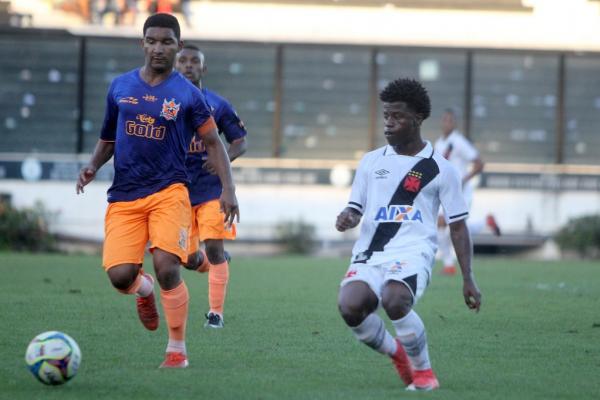 Robinho infernizou defesa do Nova Iguaçu enquanto esteve em campo