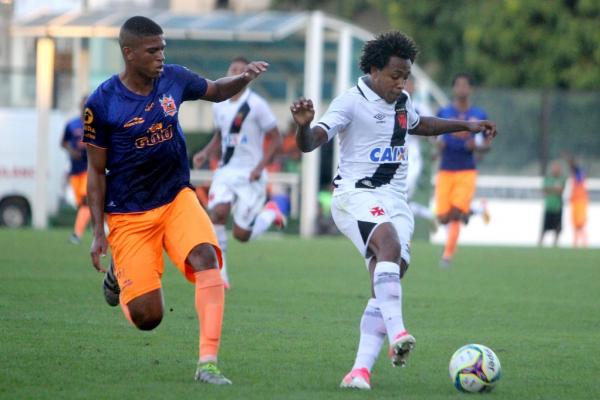 Paulo Vitor protege a bola do marcador do Nova Iguaçu