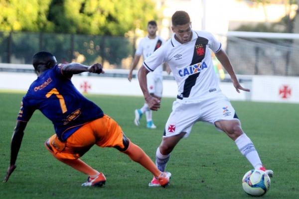 Paulinho dribla Thiago Souza, atacante do Nova Iguaçu