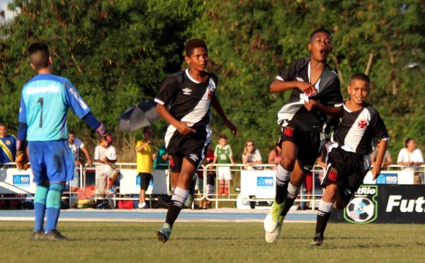 Rayan Vitor (c) comemora o gol vascaíno no tempo normal